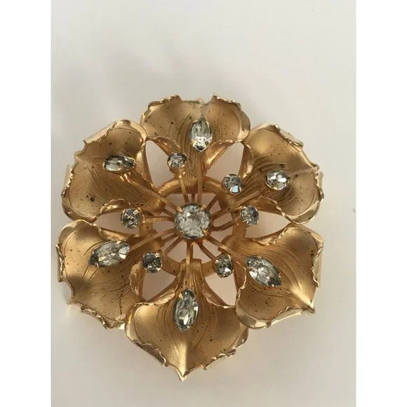 Flower Pin Brooch Vintage Gold Tone with Rhinestones Fashion Jewelry Accessory - Picture 2 of 5